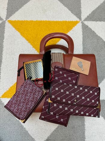 Sac à main en cuir vintage avec accessoires