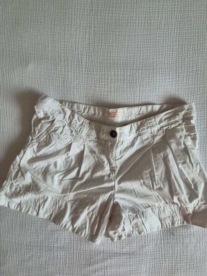 Short blanc Camaïeu bouton noir taille 40 - photo numéro 2
