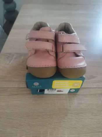 Chaussures bébé rose a scratch