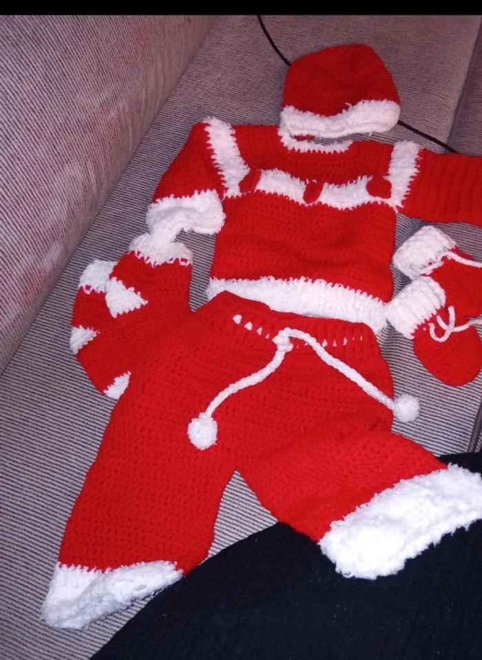 Ensemble neuf père Noël bergère de frabce 9/12 mois