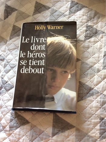 #le livre dont le héros se tient debout Holly Warner