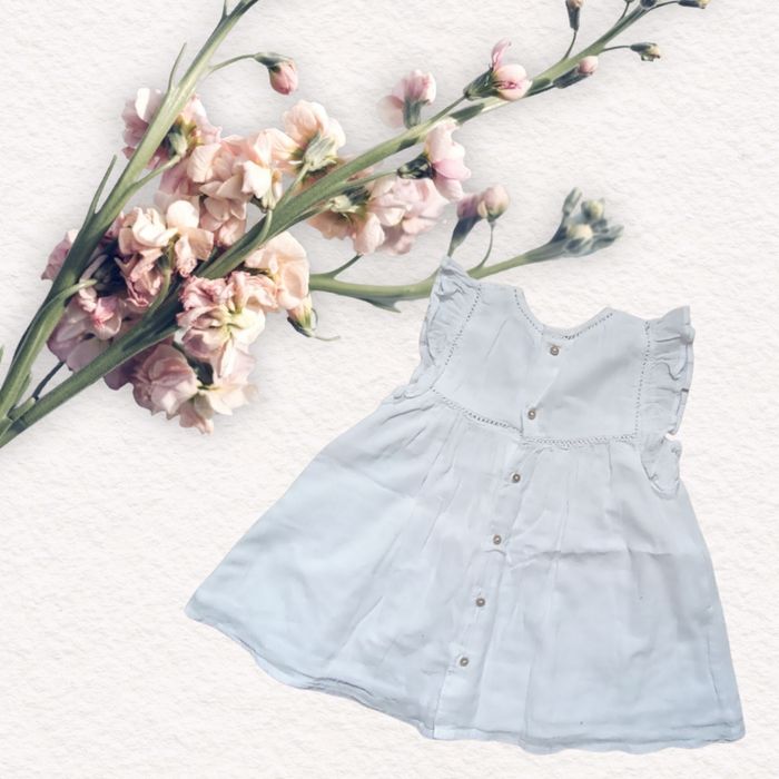 Magnifique Robe blanche sans manches Vertbaudet taille 9 mois bébé fille - photo numéro 2