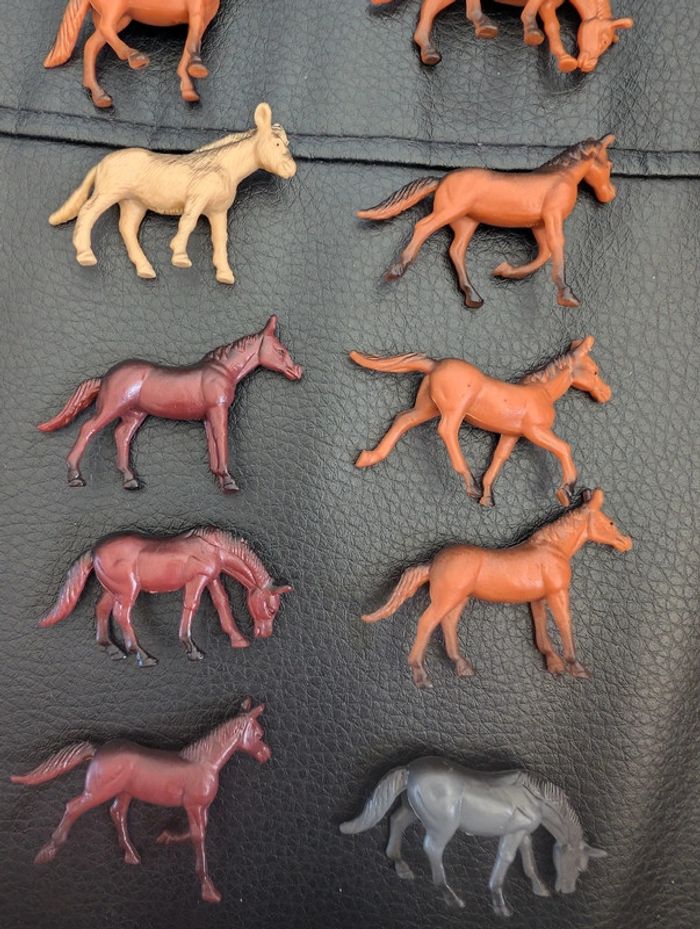 Lot de 12 petites figurines chevaux - photo numéro 4