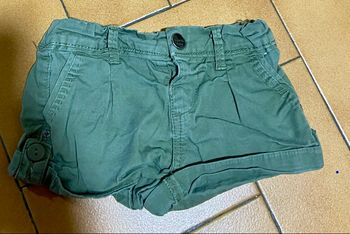 Short kaki taille 3/4 ans
