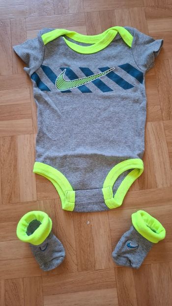 Body Nike + chaussettes