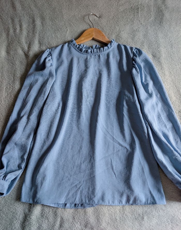 Blouse ample col montant bleu ciel romantique tendance moderne Marque Primark Taille 40 L
Très bon état - photo numéro 7