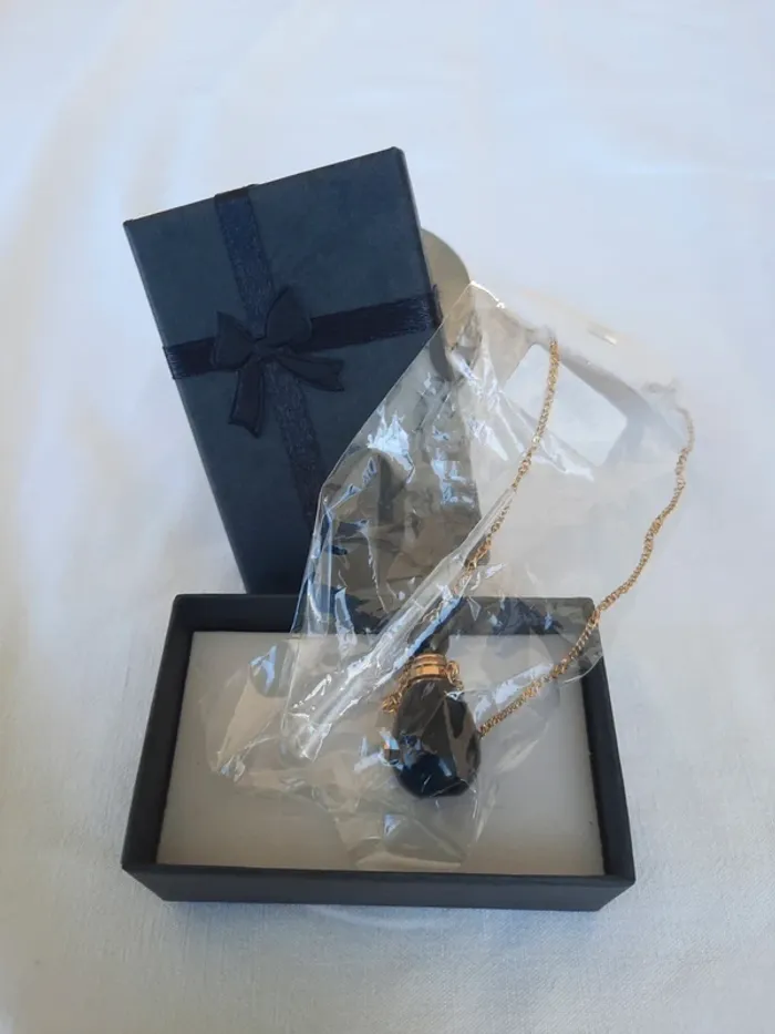 Superbe sautoir parfum neuf ikita pierre onyx