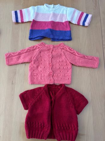 Lot de 3 gilets/pull fait main 3 mois