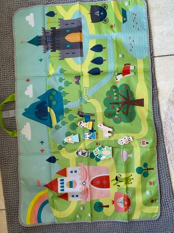 Tapis et personnages en bois 