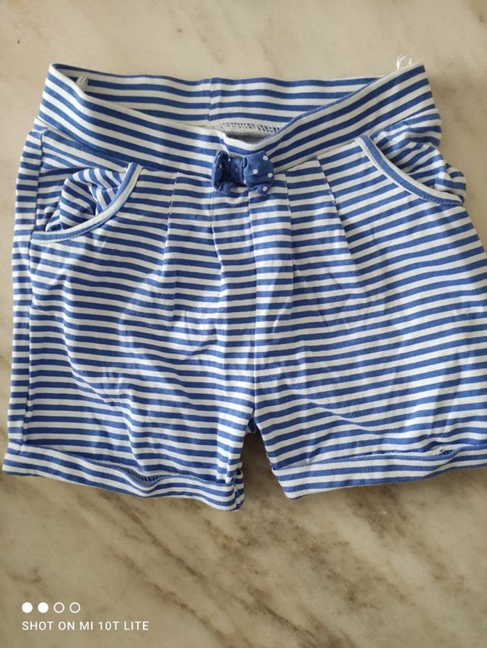 Short blanc rayé bleu C&A