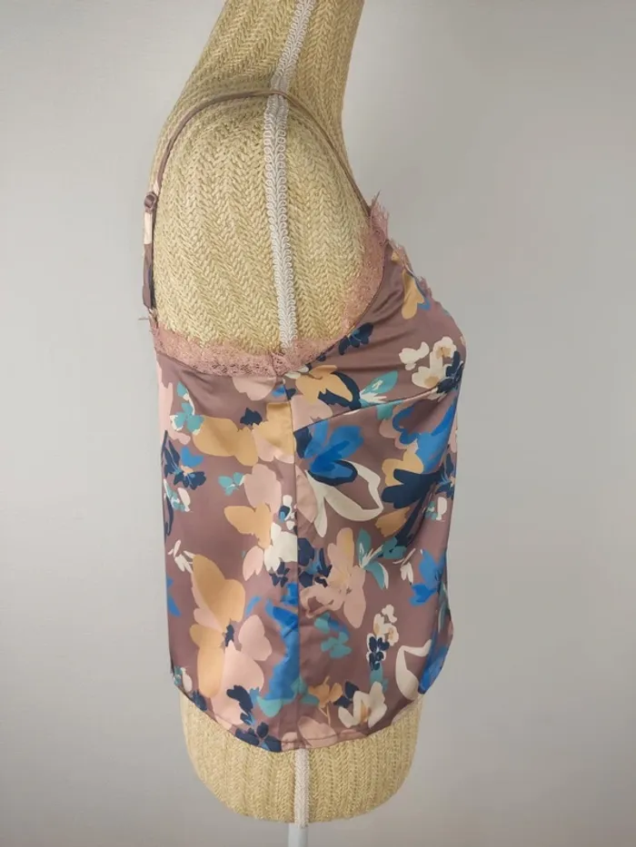 Caraco débardeur à bretelles dentelle motif fleuri taupe bleu beige taille XS Molly Bracken - photo numéro 3