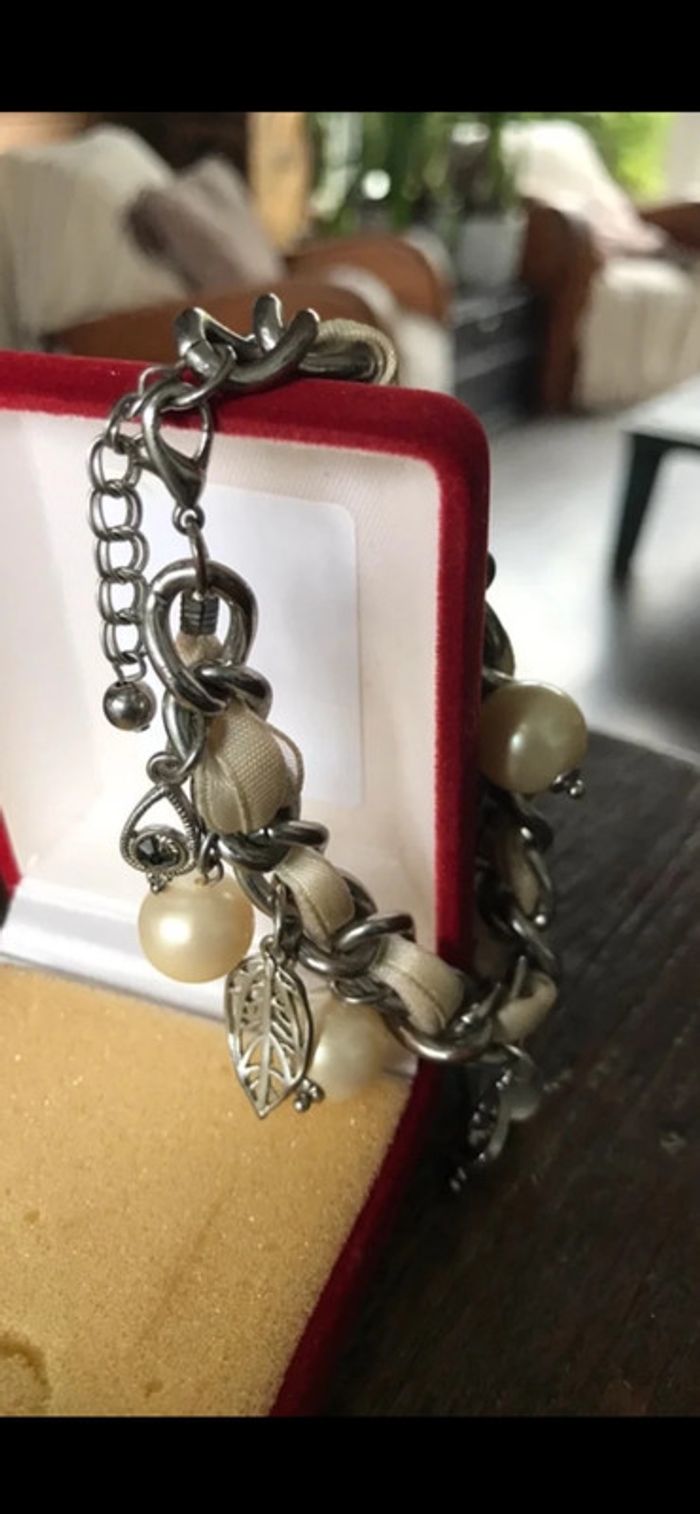 Magnifique bracelet avec strass, tissu, perles et feuilles - photo numéro 13