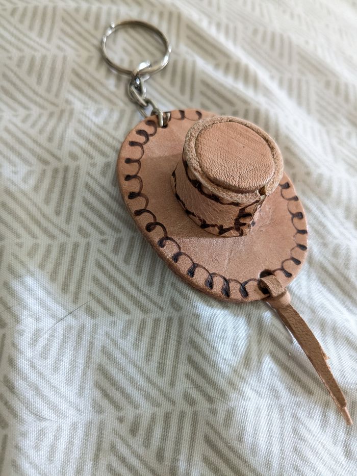 Porte-clés chapeau en Cuir - photo numéro 2