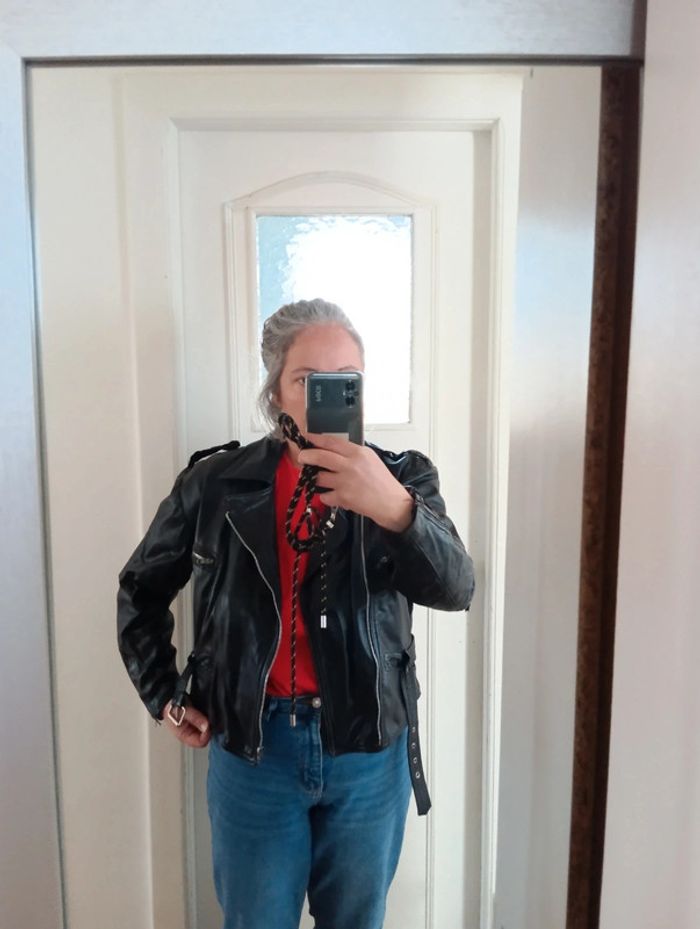 Veste en cuir perfecto 
Tressé aux épaules,
Bas ajusté,
Taille 40/42 - photo numéro 10