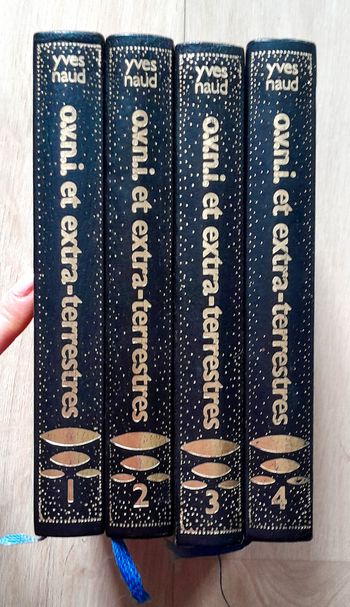 O.V.N.I et extra-terrestres dans l'Histoire - Yves Naud tome 1,2,3,4