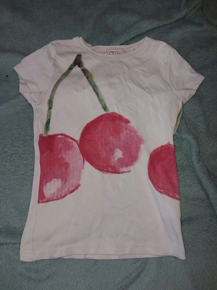 Tee-shirt rose pale avec des cerises en motif taille 8 ans