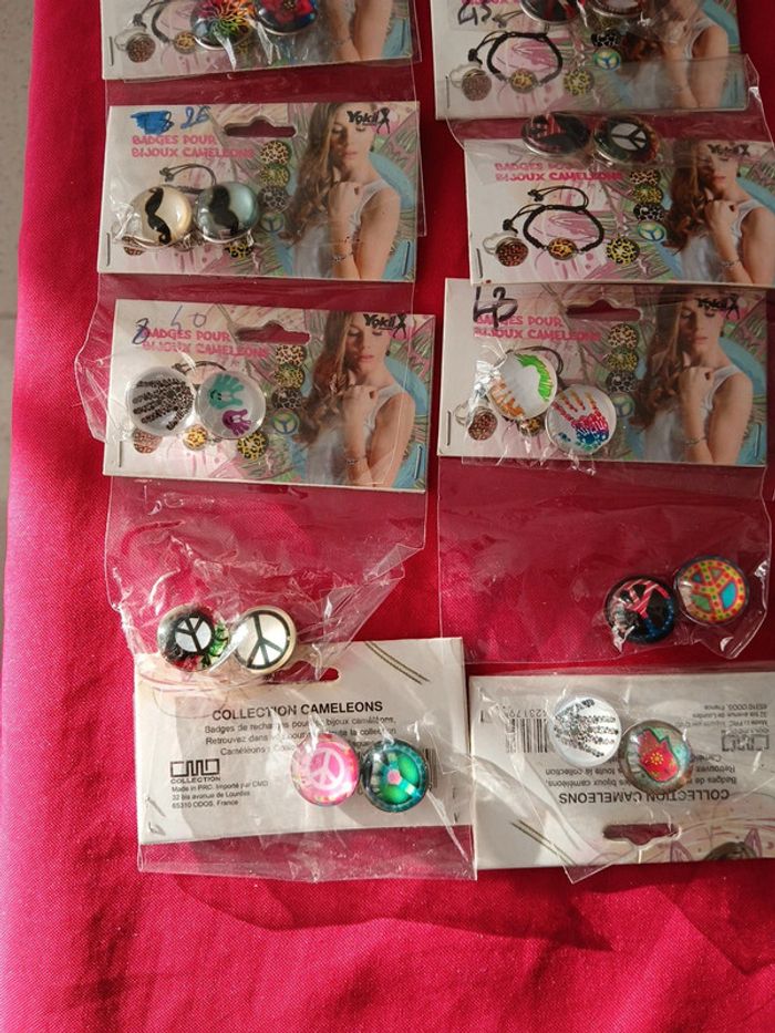 Lot 3 bracelets et badges breloques - photo numéro 3