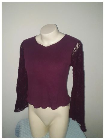 Pull bordeaux manches à dentelles taille 18 ans.