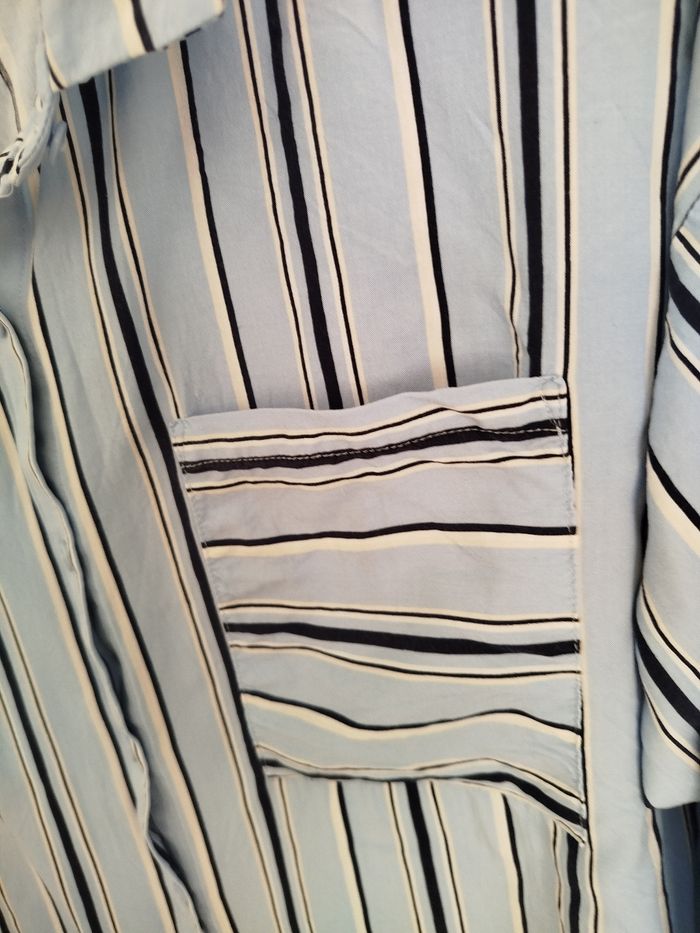 Chemise bleu ciel rayures marine. Très bon état et propre. Cache cache. - photo numéro 3