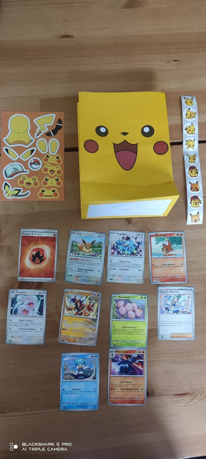 Anniversaire pokémon : sachet Pikachu avec petit cadeau et cartes - photo numéro 2