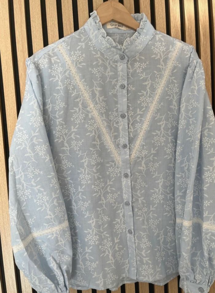 Chemise bleue et blanche à broderies - photo numéro 2