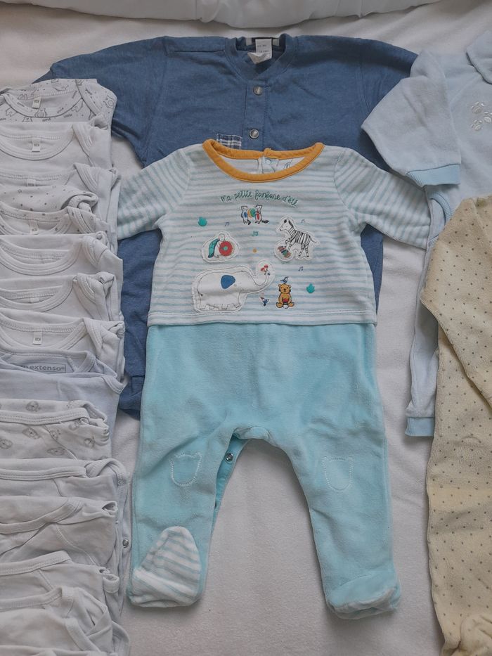 Lot pyjamas bodys 6mois - photo numéro 3