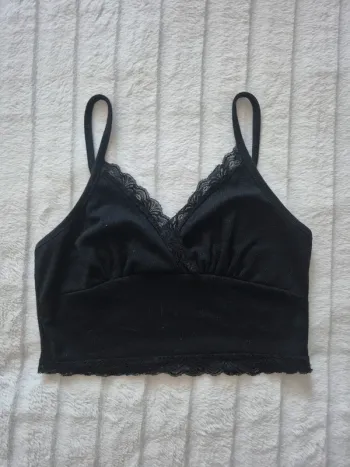 Top noir avec dentelle