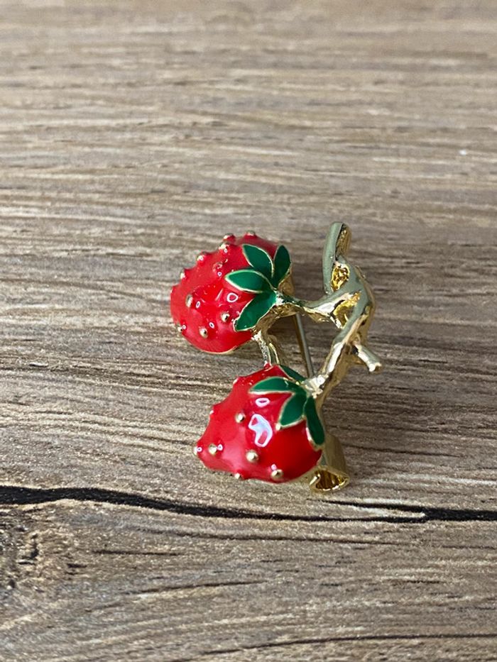 Broche fraise émaillé - photo numéro 2