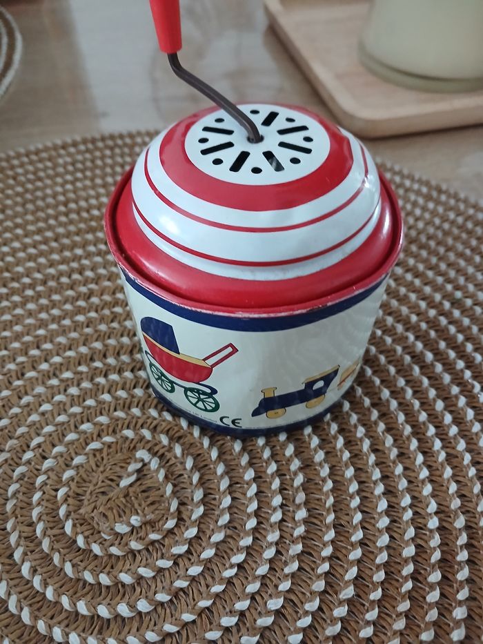 Boîte a musique manuelle vintage