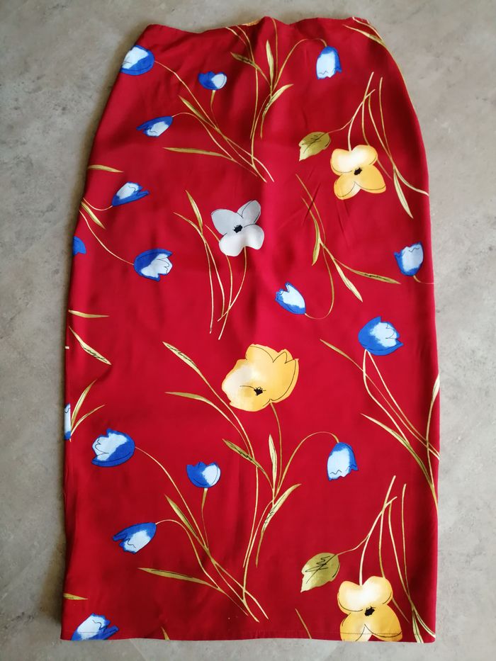 Jupe rouge foncé fleurie Longueur 85 cm Taille 38 - photo numéro 2