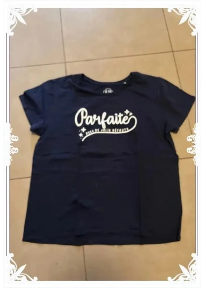 🧢 T-shirt femme bleu marine "Parfaite avec de petits défauts" - Taille 2XL - photo numéro 2