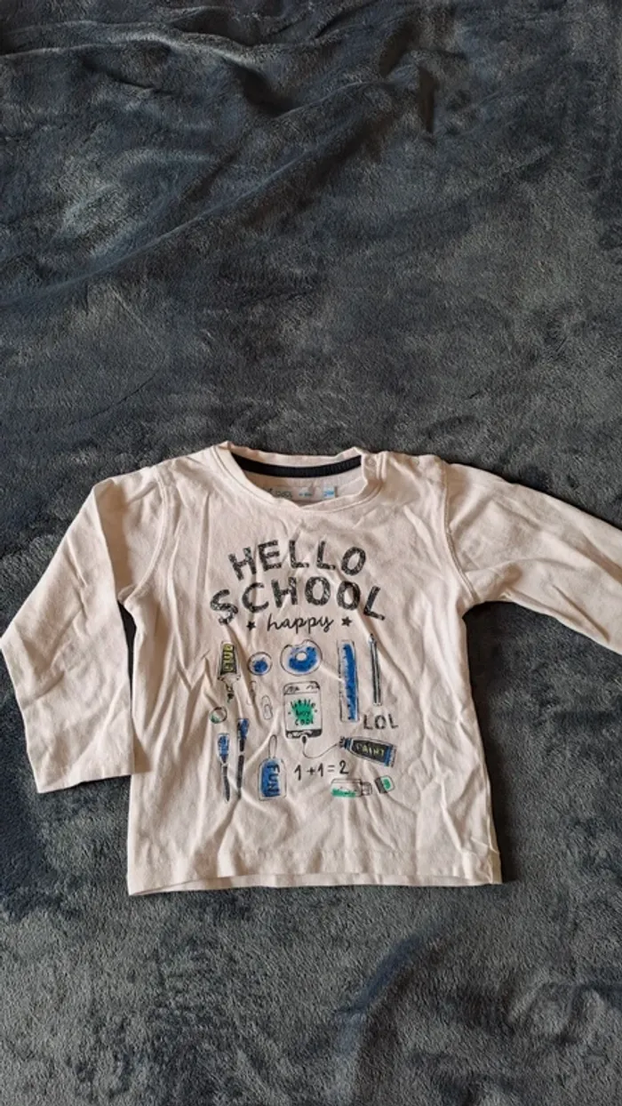 💚T-shirt manches longues garçon – T. 24 mois
