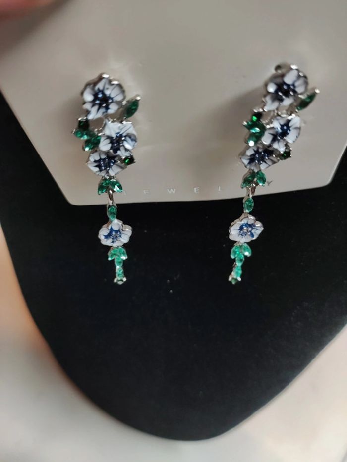 Boucles d'oreilles pendantes fleurs - photo numéro 4