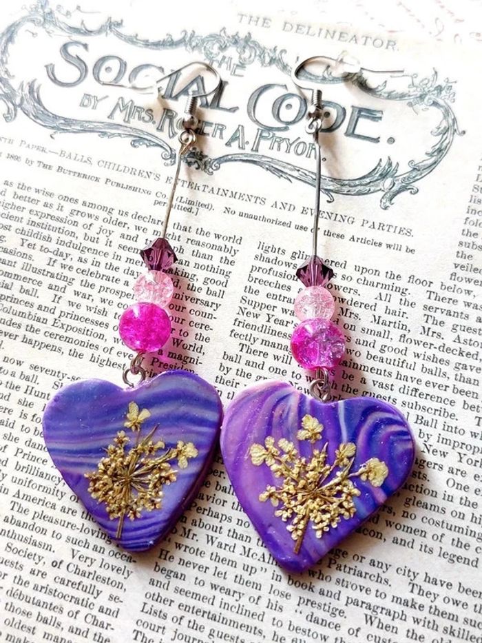 Magnifique paire de boucles d'oreilles pendantes cœur violet - photo numéro 3