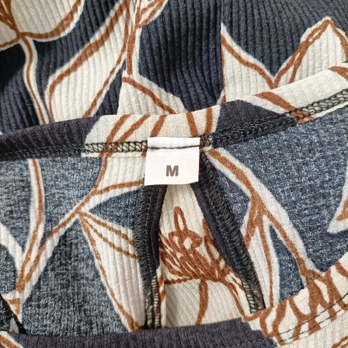 Robe plissée sans manches - Taille M - robe longue Noir motif beige - dos ouvert - ceinture taille M - photo numéro 5