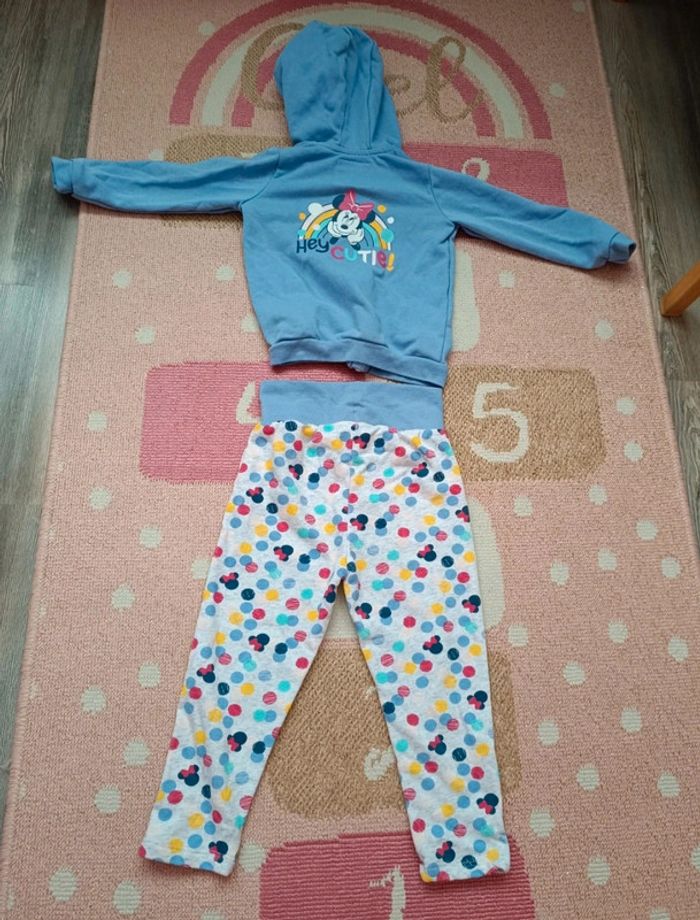 Ensemble de jogging fille
Marque Disney baby
Taille 86/92cm - photo numéro 3