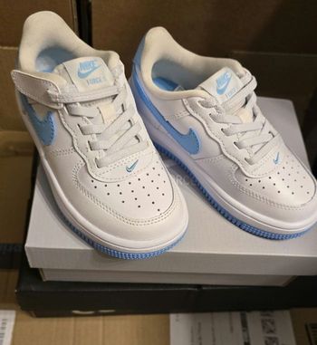 NEUVES🥰🥰🥰🥰🥰 non portées  baskets air force 1NIKE pointure 27 unisex (ferme)