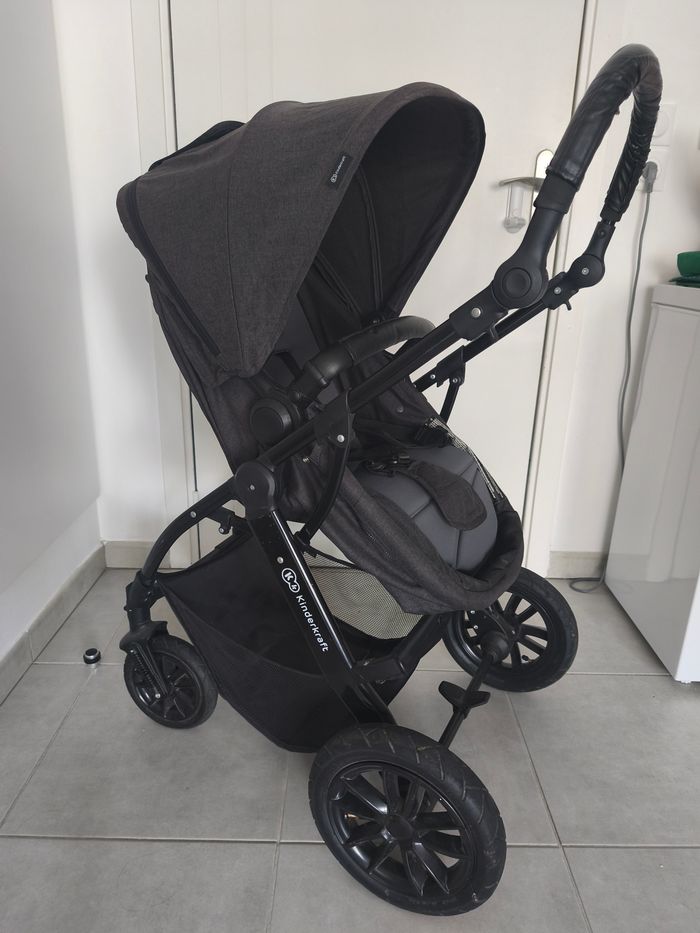 Poussette + cosy + accessoires – bon état – à venir chercher à Castanet