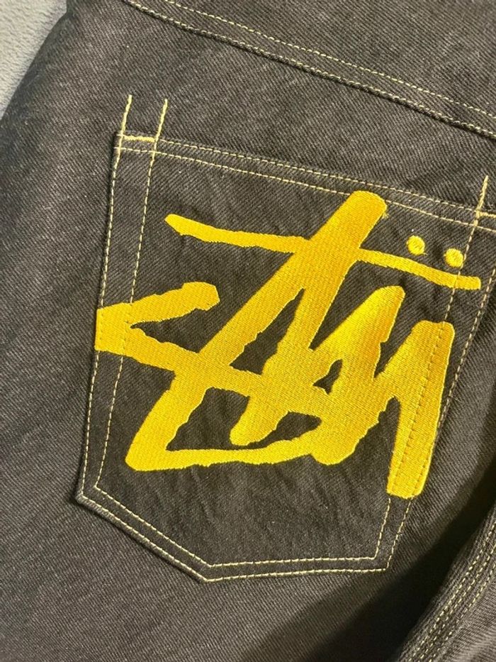 Short/Jort Stussy Black Embroidered Yellow Big Logo Back – Taille XL - photo numéro 2