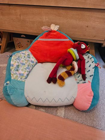 Fauteuil lilliputiens et peluche
