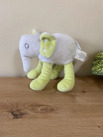 Doudou peluche éléphant blanc vert coeur brodé grain de blé