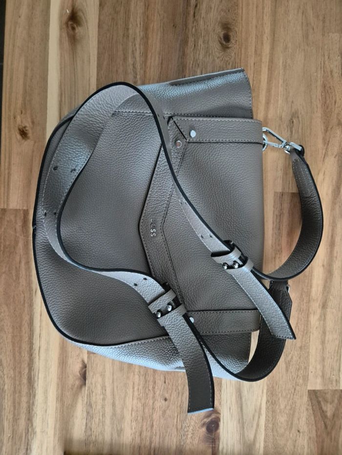 Sac bandoulière Boss en cuir en parfait état - photo numéro 13
