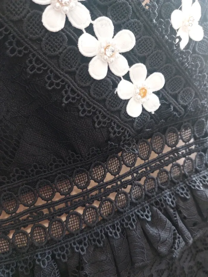 Robe en dentelle noire avec fleurs - photo numéro 5