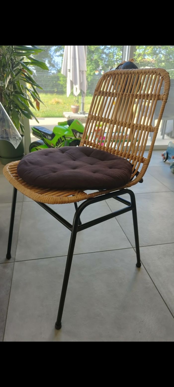 Lot 8 chaises en rotin et métal