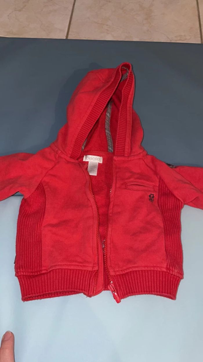 Veste rouge 1 mois - photo numéro 2