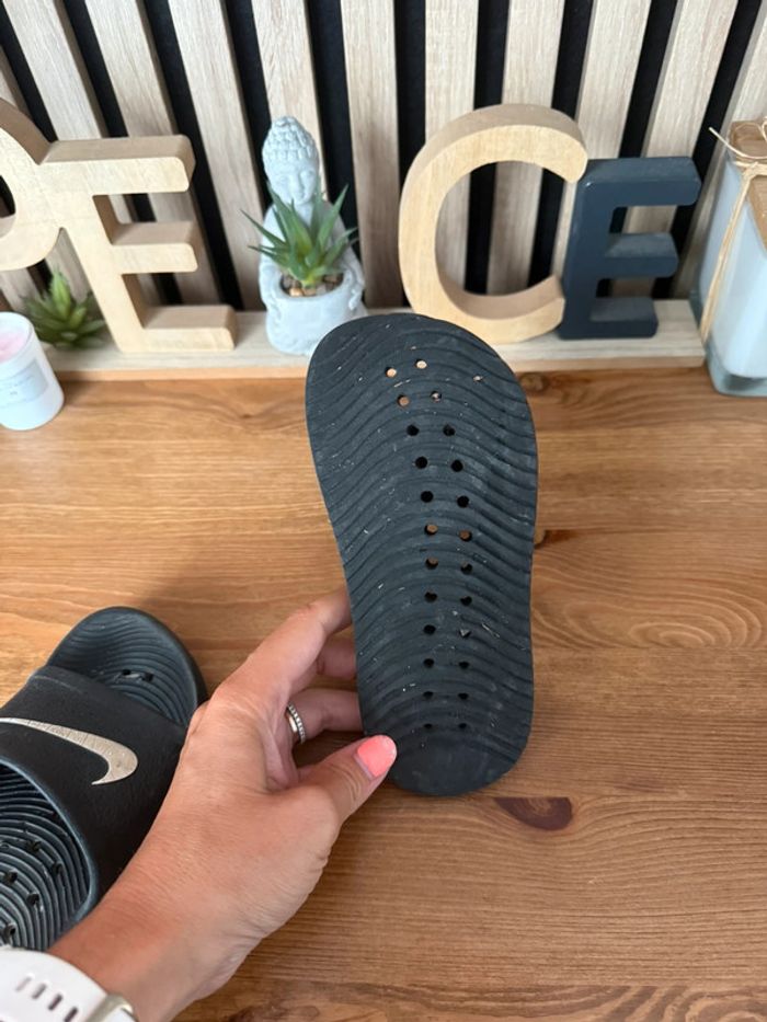 Tongs/claquettes Nike noir et blanche - photo numéro 4