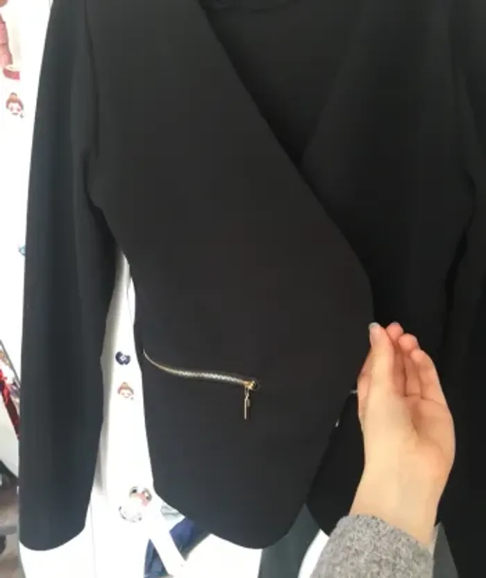 Veste noir avec détaille doré - photo numéro 2