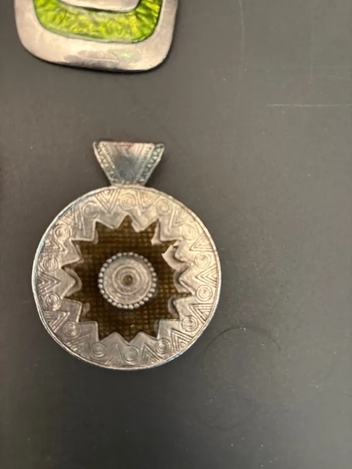 Lot de bijoux fantaisie variés – colliers, pendentifs, bracelets, boucles d’oreilles - photo numéro 9