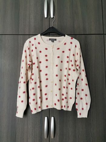 Gilet beige à fleurs rouges