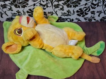 Peluche simba bébé roi lion couverture feuille disneyland paris